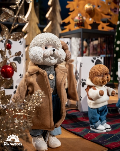 Figurines de chiens habillés dans une ambiance Noël rustique.